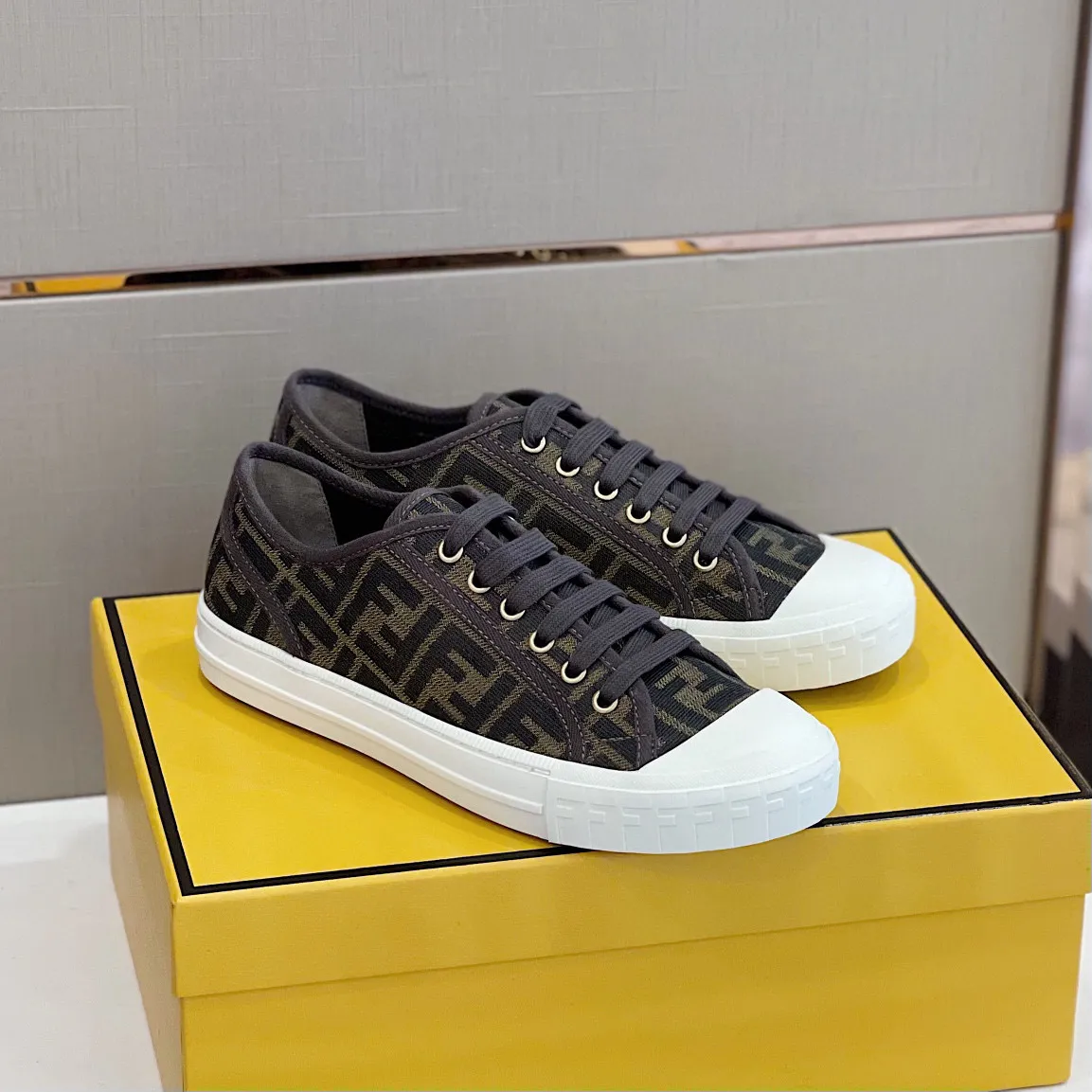 Factory price: 380 new Fendi Fendǐ Domino sneakers with jacquard FF pattern, embossed FF pattern on the toe, canvas upper, T men's men's shoes 💰U customized outsole Size: 38-45, (45 customized)